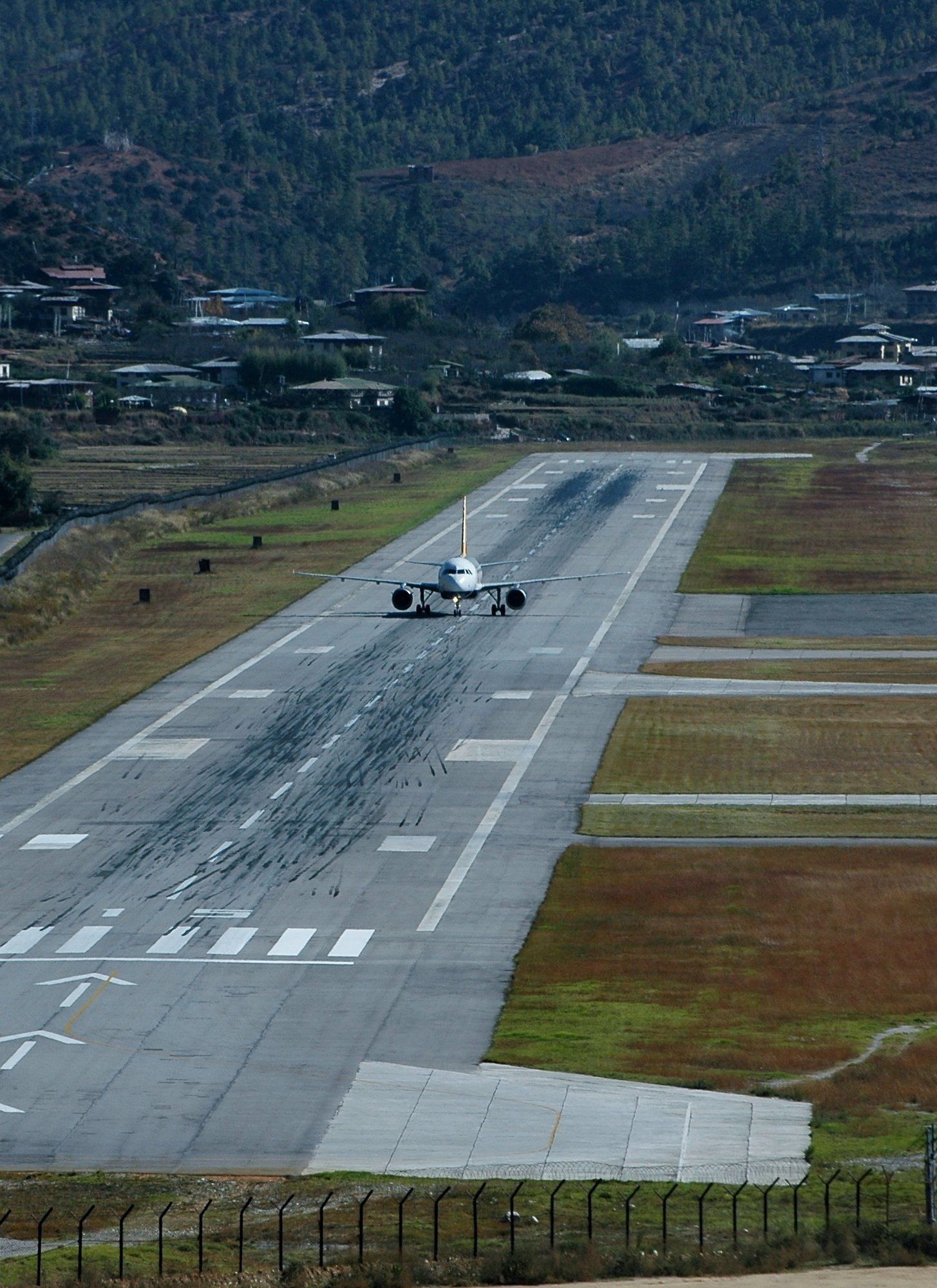 Аэропорт бутана. Бутан аэропорт. Paro аэропорт в бутане. Мадейра аэропорт ИКАО. Аэропорт паро в бутане посадка самолета.