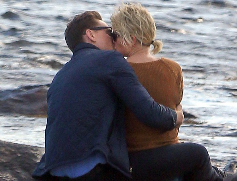 Taylor Swift kisses then-boyfriend Tom Hiddleston on the beach