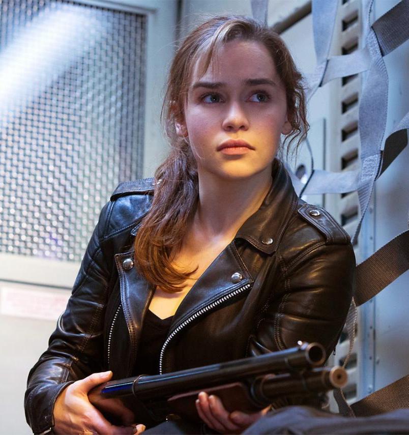 Emilia Clarke as Sarah Connor in Terminator Genisys shotgun